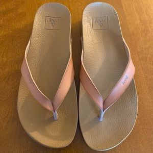 reef~ CUSHION COURT~natural~size 7